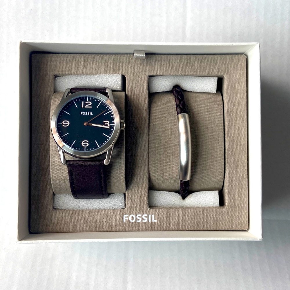 NWT Fossil Watch -Please See Pictures.. Mother and Father day Grab